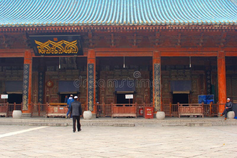 Les personnes musulmanes vont prier dans la grande mosquée, Xian, Chine images libres de droits Les personnes musulmanes vont prier dans la grande mosquée, Xian, Chine images libres de droits