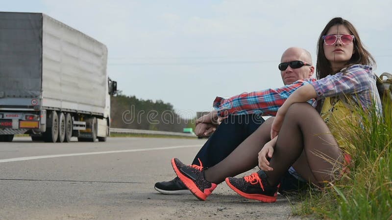 Les personnes mécontentes peuvent crochet du ` t la voiture faisant de l'auto-stop clips vidéos