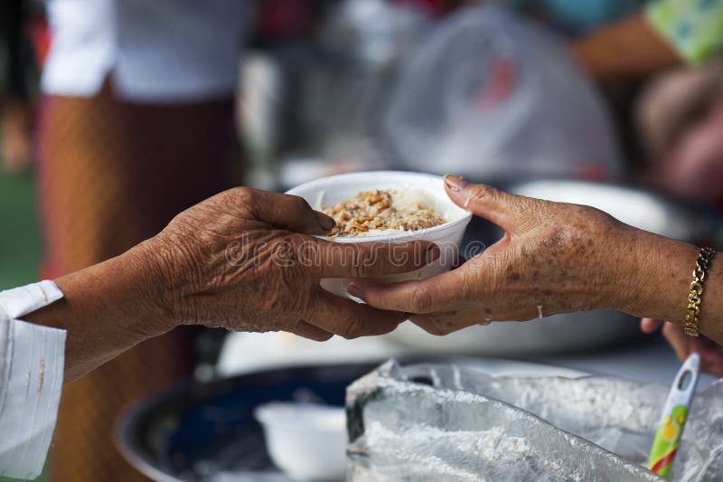 Les personnes riches donnent la nourriture aux pauvres concept de famine image stock Les personnes riches donnent la nourriture aux pauvres concept de famine image stock