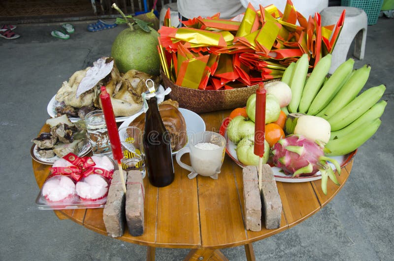 Les personnes thaïlandaises préparent la nourriture de offre sacrificatoire sur la table pour prient photographie stock libre de droits Les personnes thaïlandaises préparent la nourriture de offre sacrificatoire sur la table pour prient photographie stock libre de droits