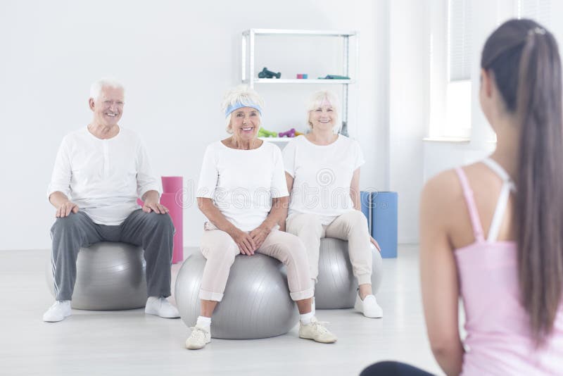 Les personnes âgées s'asseyant sur des boules photo stock Les personnes âgées s'asseyant sur des boules photo stock