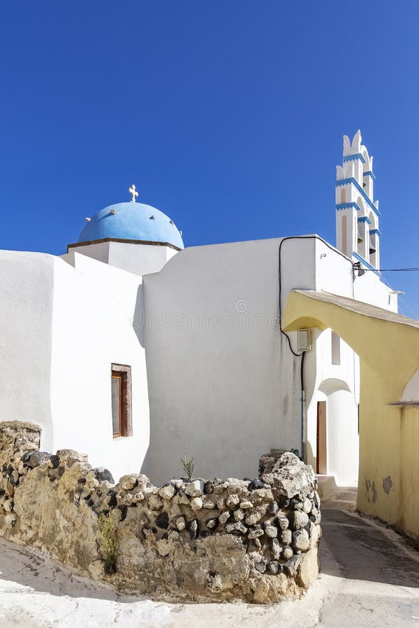 Les petites rues colorées d'Emporio, Santorini, Grèce avec les nombreuses tours d'église avec les dômes bleus photographie stock libre de droits Les petites rues colorées d'Emporio, Santorini, Grèce avec les nombreuses tours d'église avec les dômes bleus photographie stock libre de droits