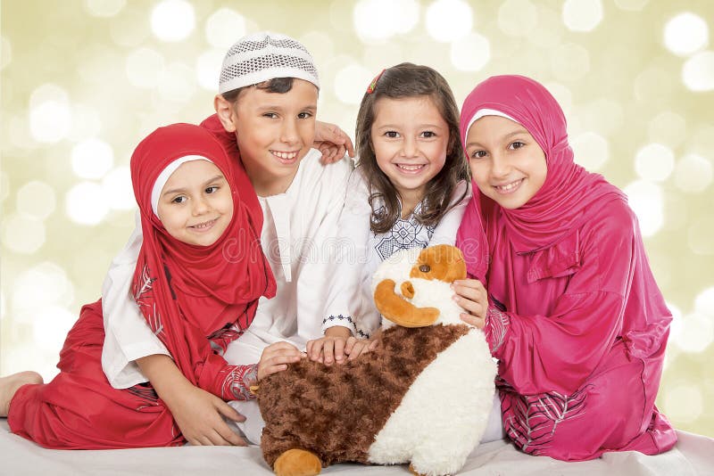 Les petits enfants musulmans heureux jouant avec des moutons jouent - la célébration E-I photographie stock libre de droits