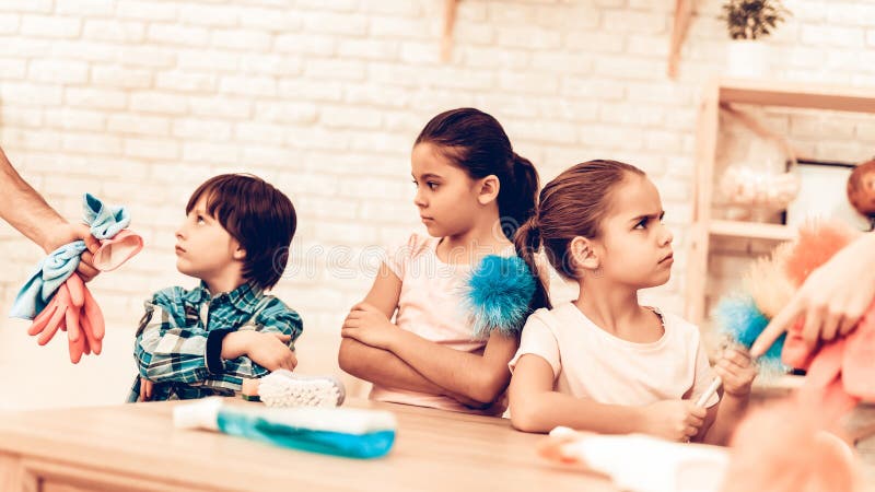 Les petits enfants offensés ne veulent pas la pièce de nettoyage photographie stock Les petits enfants offensés ne veulent pas la pièce de nettoyage photographie stock