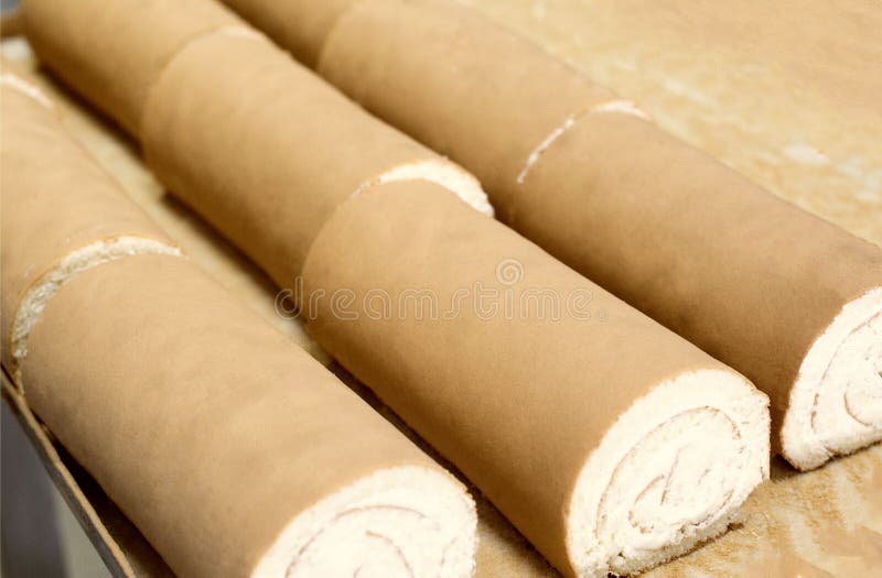 Les petits pains de biscuit avec le remplissage et le lait condensé sont sur la table Bonbon et petit pain pour le dessert Produc photo libre de droits Les petits pains de biscuit avec le remplissage et le lait condensé sont sur la table Bonbon et petit pain pour le dessert Produc photo libre de droits