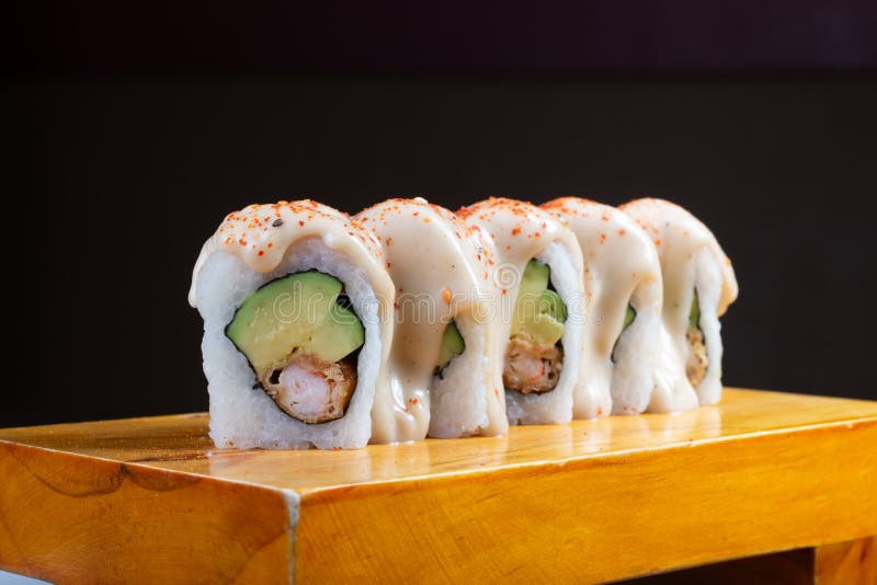Les petits pains de sushi ont servi en bois - image images stock Les petits pains de sushi ont servi en bois - image images stock
