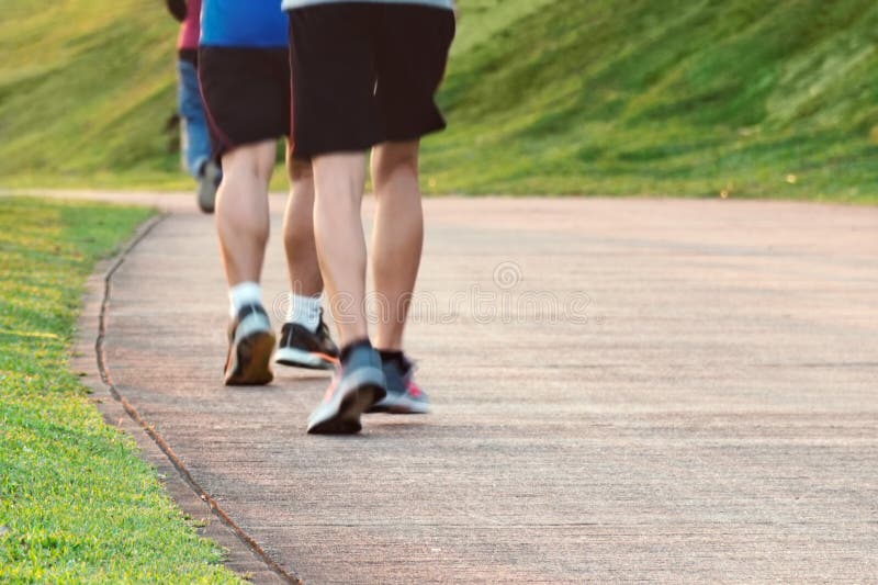 Les pieds brouillés font signe le groupe des coureurs, de la forme physique et du mode de vie sain, activité de sport en plein ai photo stock Les pieds brouillés font signe le groupe des coureurs, de la forme physique et du mode de vie sain, activité de sport en plein ai photo stock