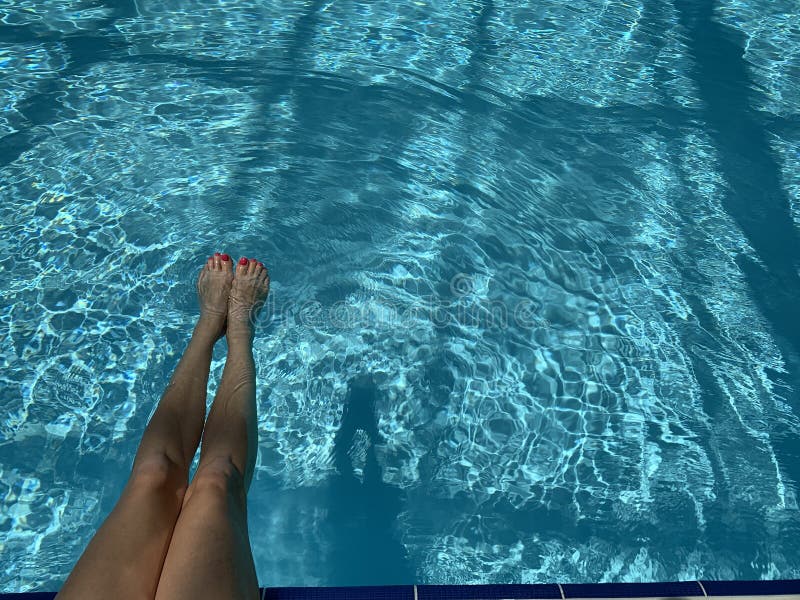 Les Pieds Dans La Piscine Détente, Vacances, été Ongles Rouges, Peau  Bronzée, Eau Turquoise La Lumière Du Soleil Dansant Dans L'e Image stock -  Image du pied, regroupement: 154486969