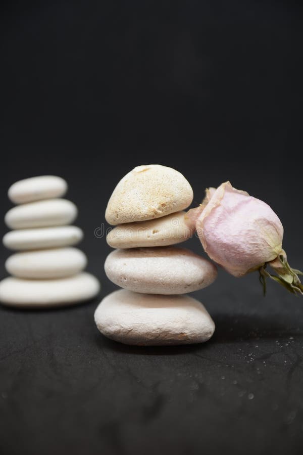 Les pierres de zen et les cailloux d'entreprise de méditation dominent détendent pour le zen de pierres de tour d'esprit et de co photos stock Les pierres de zen et les cailloux d'entreprise de méditation dominent détendent pour le zen de pierres de tour d'esprit et de co photos stock