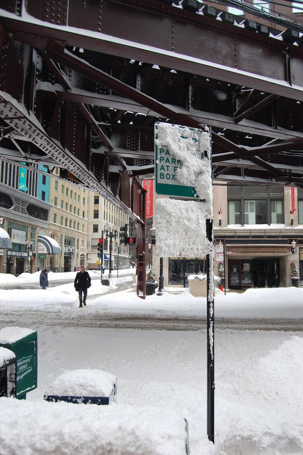 Les piles de neige sous l'EL de Chicago forment des pistes photos stock Les piles de neige sous l'EL de Chicago forment des pistes photos stock
