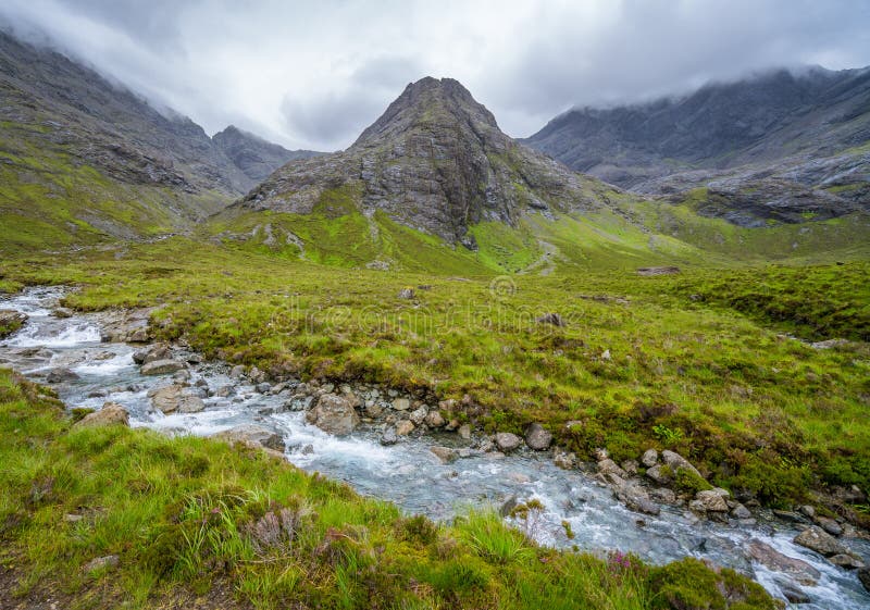Les piscines féeriques célèbres avec les montagnes noires de Cuillin à l'arrière-plan, île de Skye, Ecosse photos stock Les piscines féeriques célèbres avec les montagnes noires de Cuillin à l'arrière-plan, île de Skye, Ecosse photos stock
