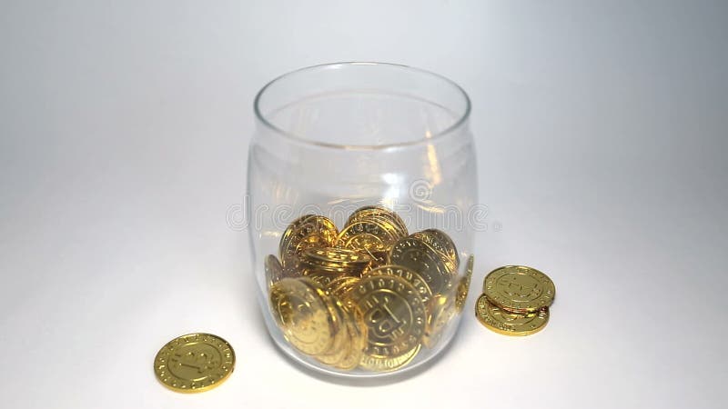 Les pièces de monnaie d'or de Bitcoin tombent dans une tirelire Crypto concept de l'épargne de devise de Digital banque de vidéos Les pièces de monnaie d'or de Bitcoin tombent dans une tirelire Crypto concept de l'épargne de devise de Digital banque de vidéos