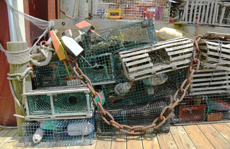 Les pièges de homard et les balises de homard au dock dans la barre hébergent, Maine images libres de droits Les pièges de homard et les balises de homard au dock dans la barre hébergent, Maine images libres de droits