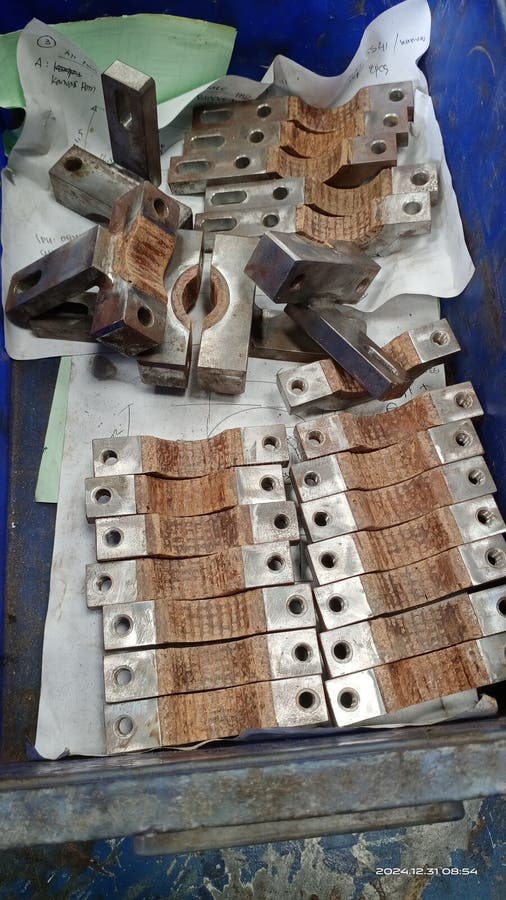 Les plaquettes de frein sont utilisées comme dispositif de freinage pour un essieu de vitesse dans un système mécanique. photographie stock libre de droits
