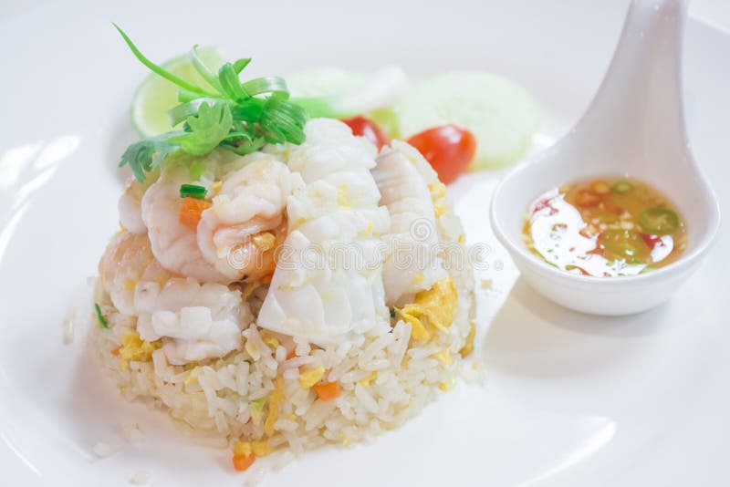 Les plats tha? landais ont appel? Kao Pad, fruits de mer de riz frit d'? moi, nourriture chinoise, nourriture japonaise photo libre de droits