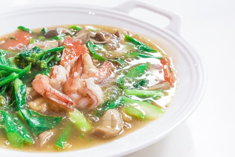Les plats thaïlandais ont appelé le ` de Rad Na de `, fruits de mer larges de nouilles de riz en sauce au jus, nourriture chinois images libres de droits