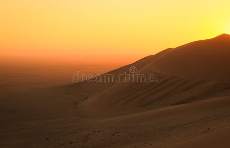 Les plus hautes dunes de sable dans le monde au coucher du soleil dans le d?sert de Namib, en parc national de Namib-Nacluft en N photographie stock libre de droits Les plus hautes dunes de sable dans le monde au coucher du soleil dans le d?sert de Namib, en parc national de Namib-Nacluft en N photographie stock libre de droits