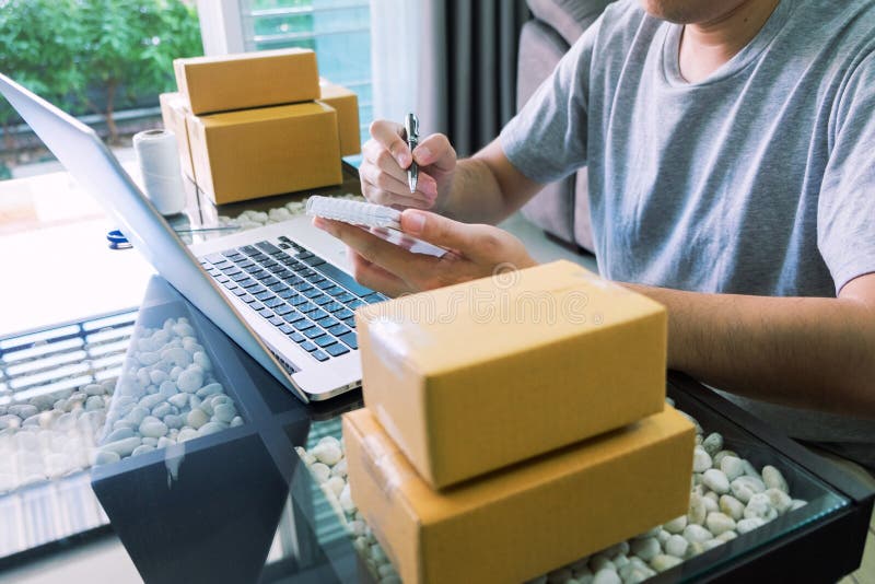 Les PME de d?marrage de petite entreprise, le propri?taire d'entrepreneur utilisant le smartphone ou la prise de carnet re?oivent photographie stock Les PME de d?marrage de petite entreprise, le propri?taire d'entrepreneur utilisant le smartphone ou la prise de carnet re?oivent photographie stock