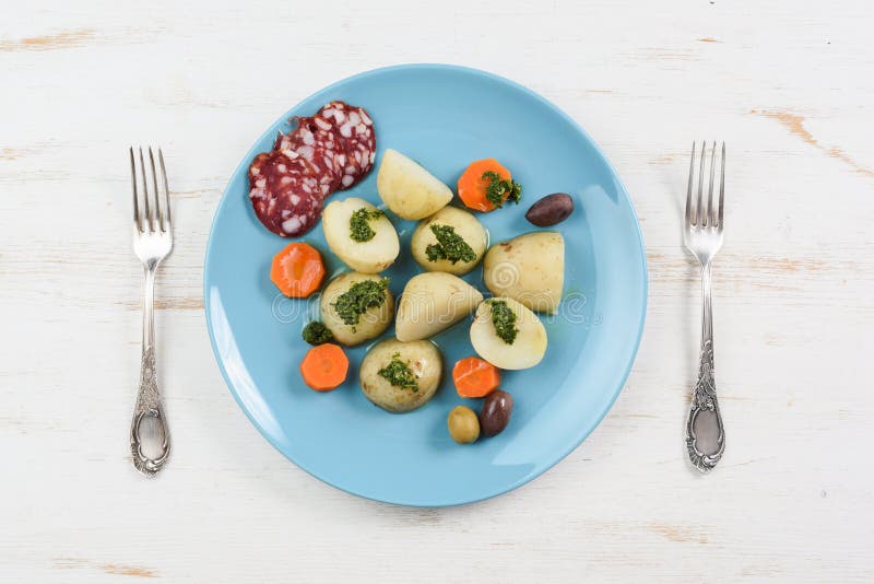 Les pommes de terre, les carottes et le salami bouillis ont servi sur le pla plat de turquoise photo stock Les pommes de terre, les carottes et le salami bouillis ont servi sur le pla plat de turquoise photo stock
