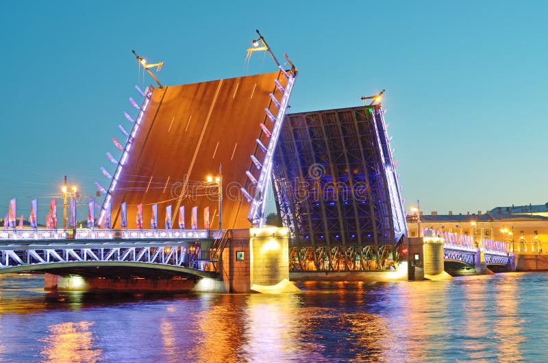 Les ponts-levis de St Petersburg photographie stock Les ponts-levis de St Petersburg photographie stock