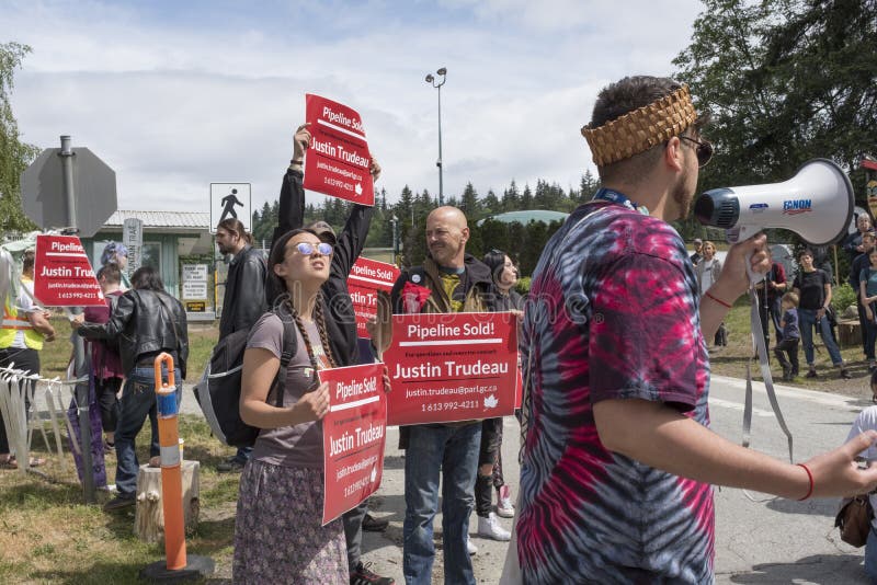 Les protestataires de Kinder Morgan tiennent d'anti signes de trudeau le 2 juin 2018 photographie stock libre de droits Les protestataires de Kinder Morgan tiennent d'anti signes de trudeau le 2 juin 2018 photographie stock libre de droits
