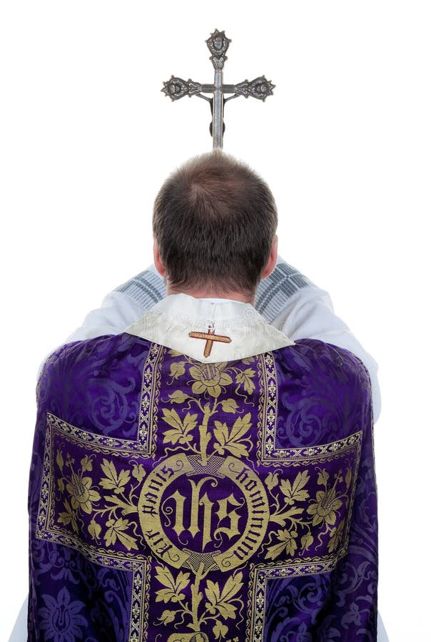 Les prêtres catholiques prient