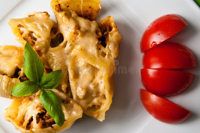 Les pâtes écossent le conchiglioni bourré de la viande image libre de droits Les pâtes écossent le conchiglioni bourré de la viande image libre de droits