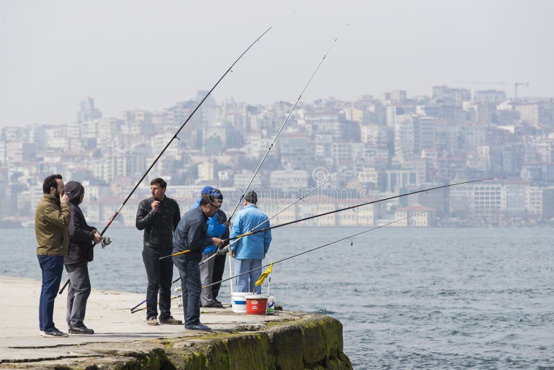 Les pêcheurs pêchent sur les banques du Bosphorus à Istanbul Turquie images libres de droits Les pêcheurs pêchent sur les banques du Bosphorus à Istanbul Turquie images libres de droits