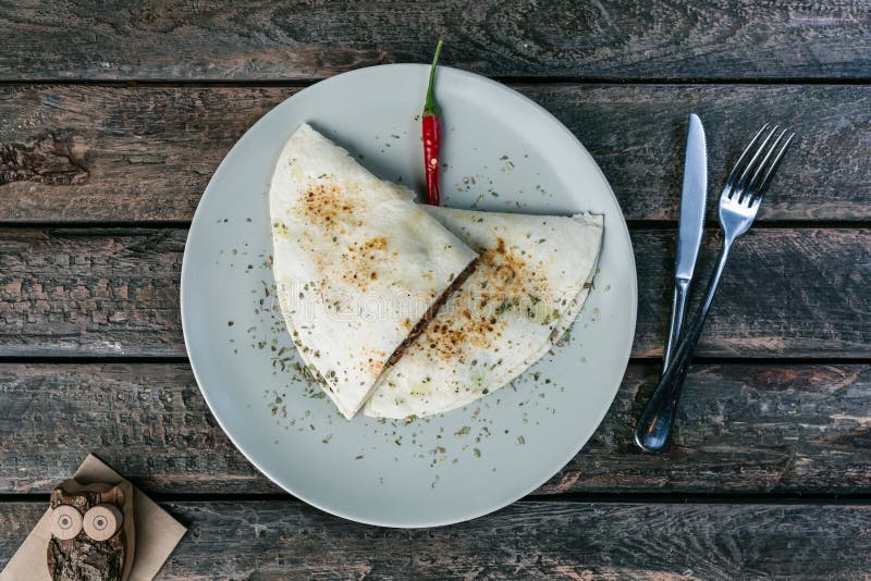 Les quesadillas mexicains, enveloppes de tortilla avec le lard de boeuf, champignons de paris, fromage fondu, ont servi avec des images libres de droits Les quesadillas mexicains, enveloppes de tortilla avec le lard de boeuf, champignons de paris, fromage fondu, ont servi avec des images libres de droits