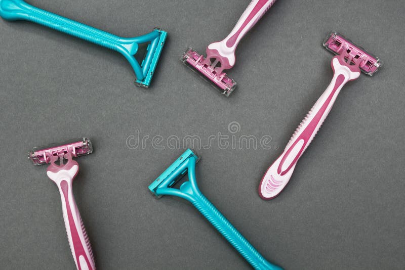 Les rasoirs des femmes pour l'hygiène sur un fond gris photographie stock Les rasoirs des femmes pour l'hygiène sur un fond gris photographie stock