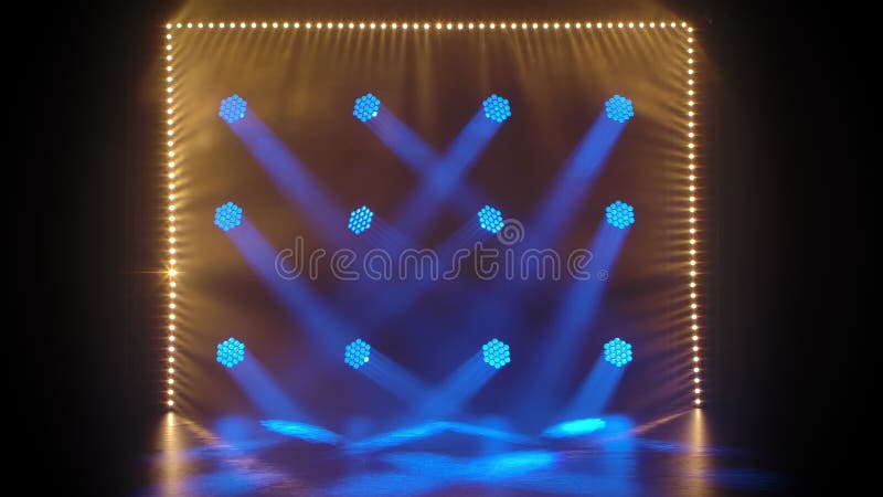Les rayons lumineux step dans une salle de concert vide Effets professionnels d'éclairage et d'exposition Projecteurs bleu et jau