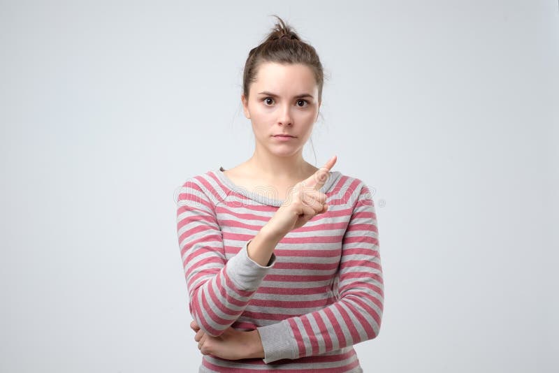 Les regards de jeune femme ont soumis à une contrainte et se dirigeant avec le doigt n'indiquant non photos libres de droits Les regards de jeune femme ont soumis à une contrainte et se dirigeant avec le doigt n'indiquant non photos libres de droits