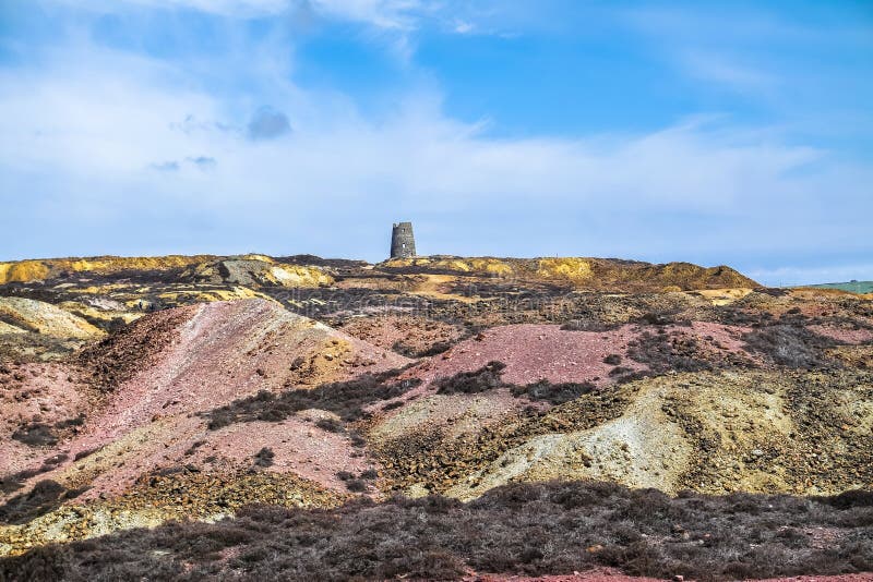 Les restes colorés de l'ancienne montagne de Parys de mine de cuivre près d'Amlwch sur l'île d'Anglesey, Pays de Galles, R-U photos libres de droits Les restes colorés de l'ancienne montagne de Parys de mine de cuivre près d'Amlwch sur l'île d'Anglesey, Pays de Galles, R-U photos libres de droits