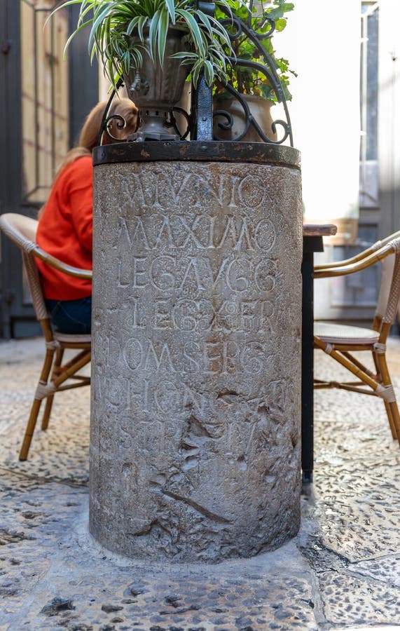 Les restes d'une colonne avec une inscription dans latin, mentionnant la 10ème légion romaine située à Jérusalem, situé près de J images libres de droits Les restes d'une colonne avec une inscription dans latin, mentionnant la 10ème légion romaine située à Jérusalem, situé près de J images libres de droits
