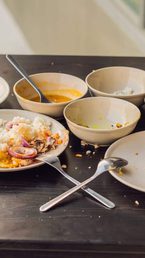 Les restes de la nourriture dans les plats, les miettes sur la table après le déjeuner ou le FORMAT VERTICAL de dîner pour l'hist. Les restes de la nourriture dans les plats, les miettes sur la table après le déjeuner ou le dîner FORMAT VERTICAL pour l'histoire d'Instagram ou la taille mobile d'histoires Papier peint mobile