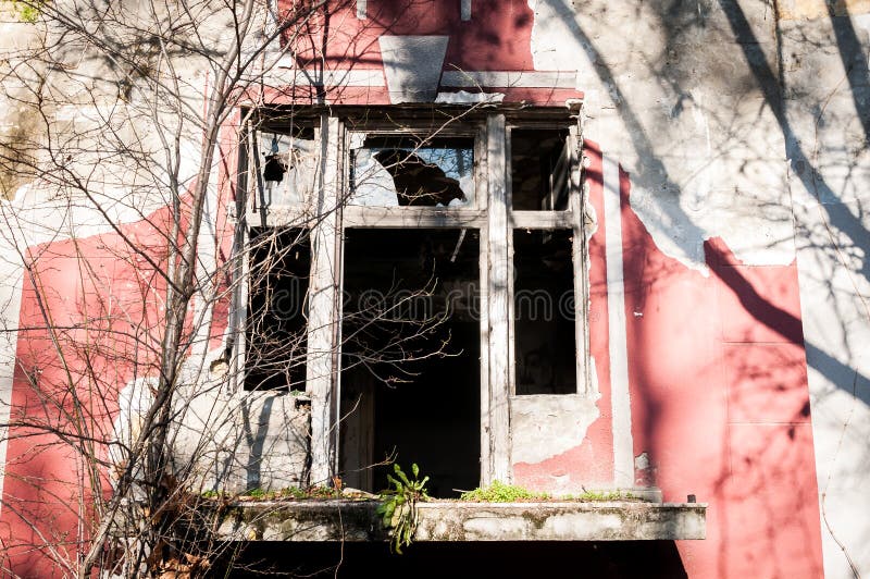Les restes de la villa démolie et abandonnée dans la zone de guerre ont endommagé et ont détruit des fenêtres images stock Les restes de la villa démolie et abandonnée dans la zone de guerre ont endommagé et ont détruit des fenêtres images stock