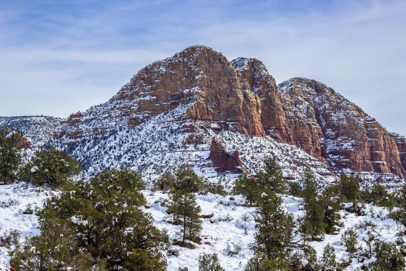 Les roches rouges ont couvert après tempête de neige dans Sedona AZ photo stock Les roches rouges ont couvert après tempête de neige dans Sedona AZ photo stock