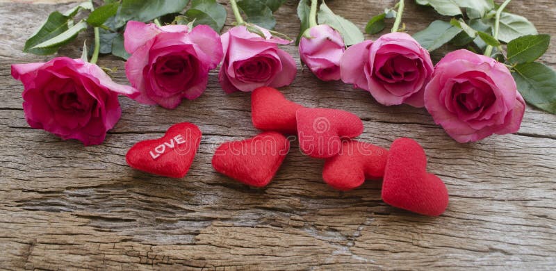 Les roses et le coeur rouge se reposent sur le vieux panneau en bois, le jour de valentines b photographie stock libre de droits Les roses et le coeur rouge se reposent sur le vieux panneau en bois, le jour de valentines b photographie stock libre de droits