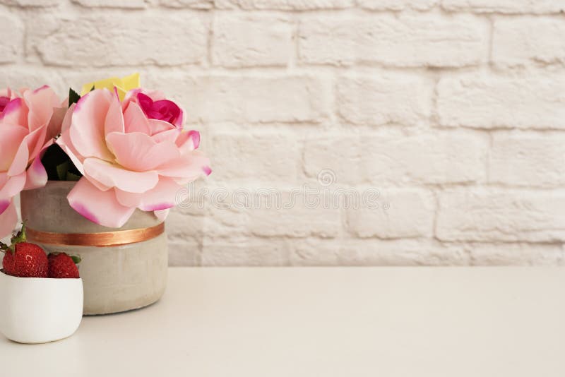 Les roses roses raillent Photographie dénommée Affichage de produit de mur de briques Fraises sur le bureau blanc vase rose à ro photos stock Les roses roses raillent Photographie dénommée Affichage de produit de mur de briques Fraises sur le bureau blanc vase rose à ro photos stock