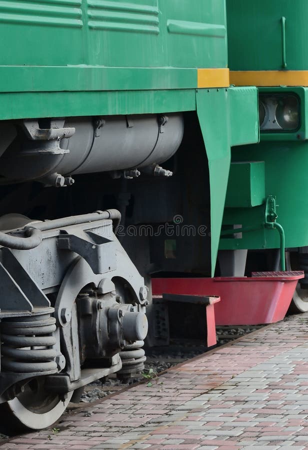 Les roues d'un train électrique russe moderne avec des amortisseurs et des dispositifs de freinage Le côté du Ca photographie stock Les roues d'un train électrique russe moderne avec des amortisseurs et des dispositifs de freinage Le côté du Ca photographie stock