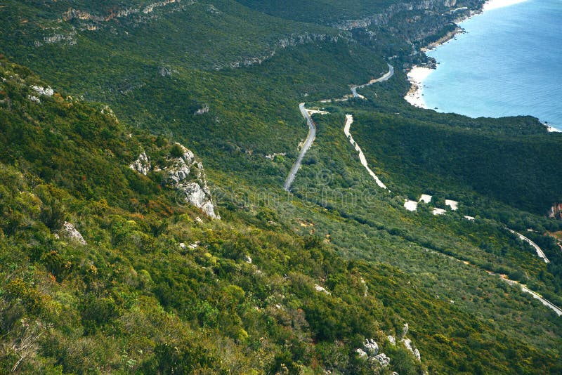 Les routes le long de la côte du Portugal ont lavé par l'Océan Atlantique Belles vues de l'Océan Atlantique, de la forêt et des r images libres de droits Les routes le long de la côte du Portugal ont lavé par l'Océan Atlantique Belles vues de l'Océan Atlantique, de la forêt et des r images libres de droits