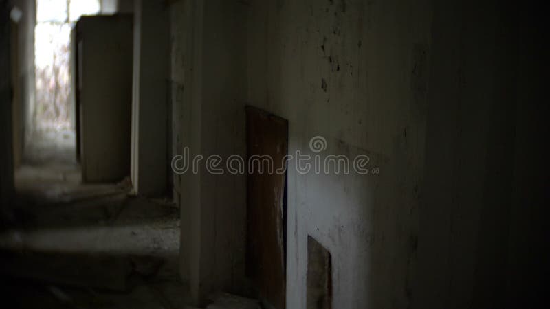 Les ruines d'un bâtiment abandonné banque de vidéos