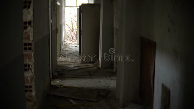 Les ruines d'un bâtiment abandonné banque de vidéos