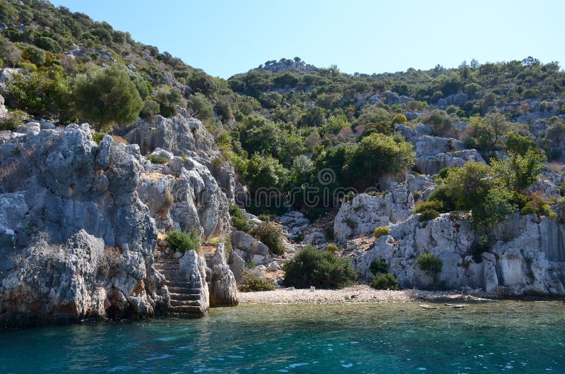 Les ruines de la ville antique de Dolikhiste sur l'île de Kekova sur la côte du sud de la Turquie photographie stock Les ruines de la ville antique de Dolikhiste sur l'île de Kekova sur la côte du sud de la Turquie photographie stock