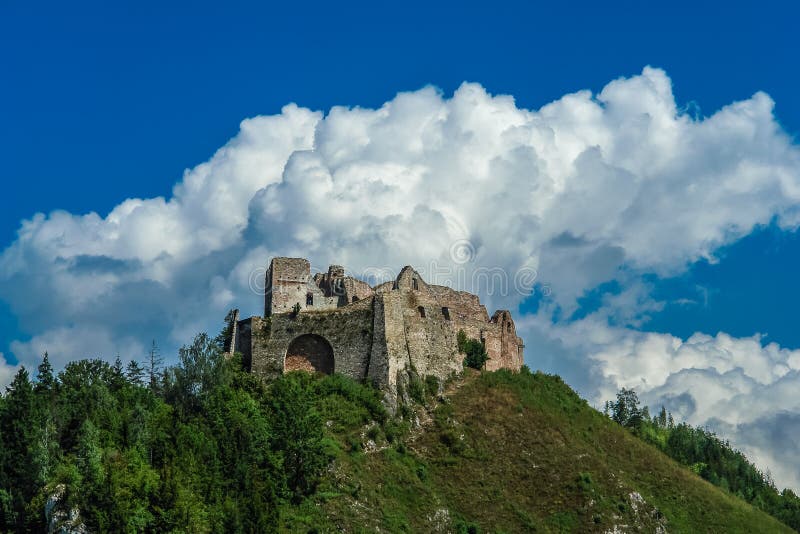 Les ruines du château sur la colline images stock Les ruines du château sur la colline images stock