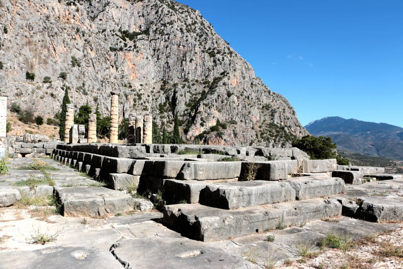 Les ruines du temple d'Apollo dans le site archéologique de Delphes en Grèce On a pensé que Delphes est le centre de la terre image libre de droits Les ruines du temple d'Apollo dans le site archéologique de Delphes en Grèce On a pensé que Delphes est le centre de la terre image libre de droits