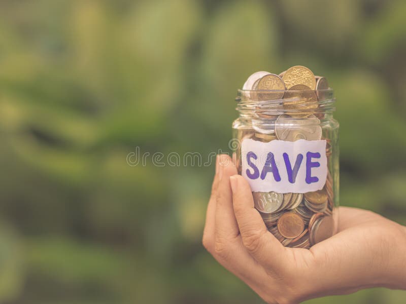 Les rétros femmes abstraites d'économie d'argent remettent tenir les pièces de monnaie en verre de pot photo libre de droits Les rétros femmes abstraites d'économie d'argent remettent tenir les pièces de monnaie en verre de pot photo libre de droits