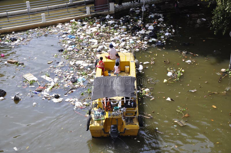 Les sachets en plastique et d'autres déchets flottent sur la rivière Chao Phraya Les sachets en plastique et d'autres déchets flottent sur la rivière Chao Phraya