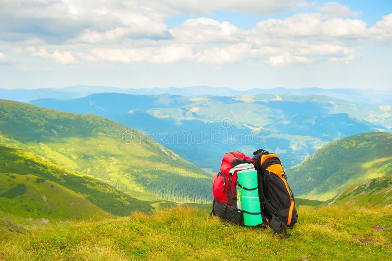 Les sacs à dos de randonneurs, les montagnes carpathiennes aménagent en parc image stock
