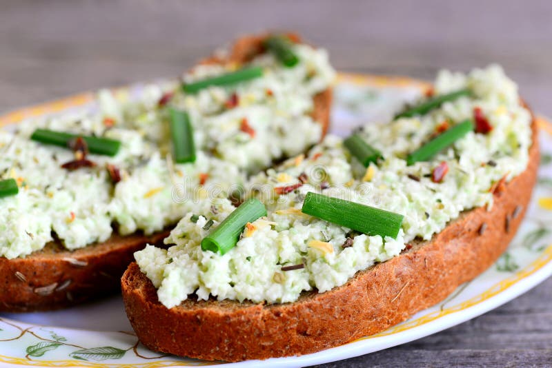 Les sandwichs faciles à guacamole pour le petit déjeuner ouvrent des sandwichs à seigle avec le guacamole, l'oignon vert frais et images libres de droits Les sandwichs faciles à guacamole pour le petit déjeuner ouvrent des sandwichs à seigle avec le guacamole, l'oignon vert frais et images libres de droits